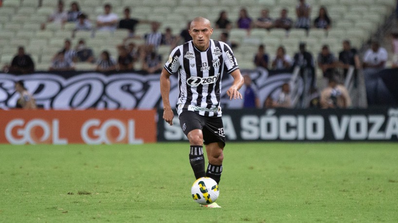 Lateral-direito Nino Paraíba no jogo Ceará x Athletico-PR, na Arena Castelão, pelo Campeonato Brasileiro Série A