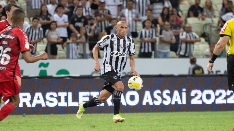 Lateral-direito Nino Paraíba no jogo Ceará x Athletico-PR, na Arena Castelão, pelo Campeonato Brasileiro Série A