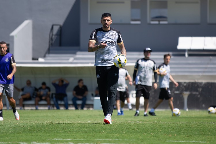 Técnico Lucho González em treino do Ceará no estádio Carlos de Alencar Pinto, em Porangabuçu