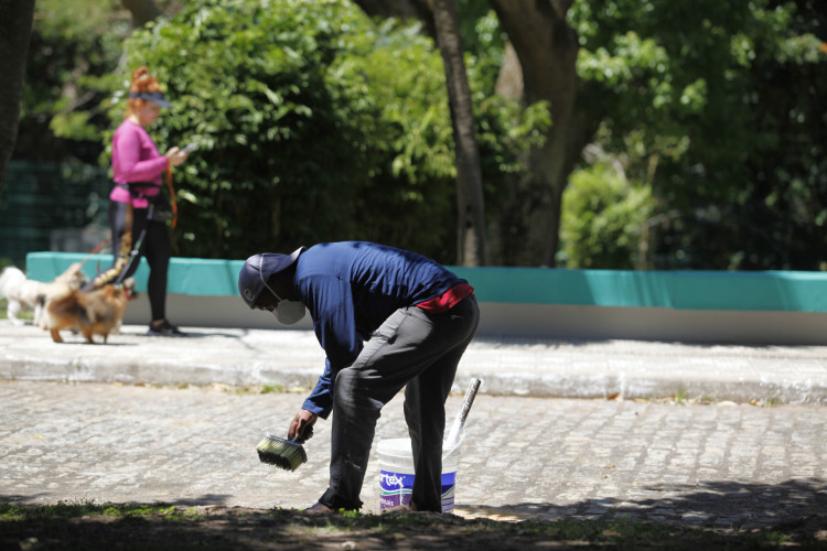 Egresso do sistema penitenciário executa trabalho de manutenção no Parque Adhail Barreto, em Fortaleza