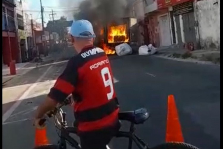 Caminhão pegou fogo no bairro Genibaú, em Fortaleza 