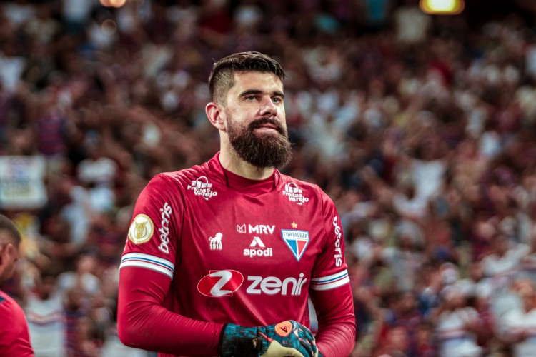 Goleiro Fernando Miguel no jogo Ceará x Fortaleza, na Arena Castelão, pelo Campeonato Brasileiro Série A