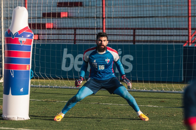 Goleiro Fernando Miguel em treino do Fortaleza no Centro de Excelência Alcides Santos, no Pici