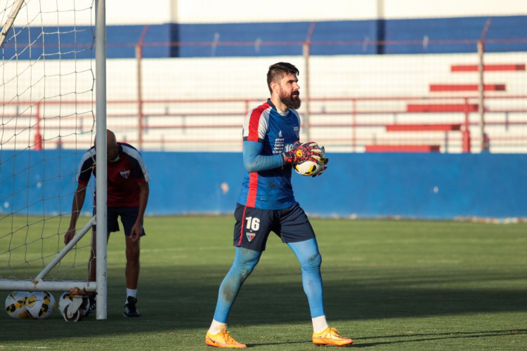 Goleiro Fernando Miguel em treino do Fortaleza no Centro de Excelência Alcides Santos, no Pici