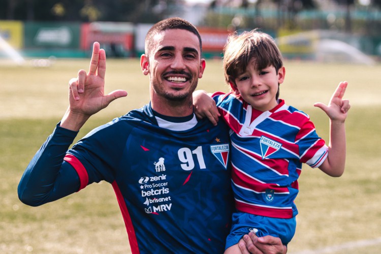 Atacante Thiago Galhardo e o filho Bernard em treino do Fortaleza no CT do Palmeiras, em São Paulo