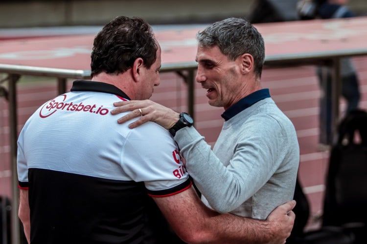 Técnicos Rogério Ceni e Juan Pablo Vojvoda se cumprimentam no jogo São Paulo x Fortaleza, no Morumbi, pelo Campeonato Brasileiro Série A