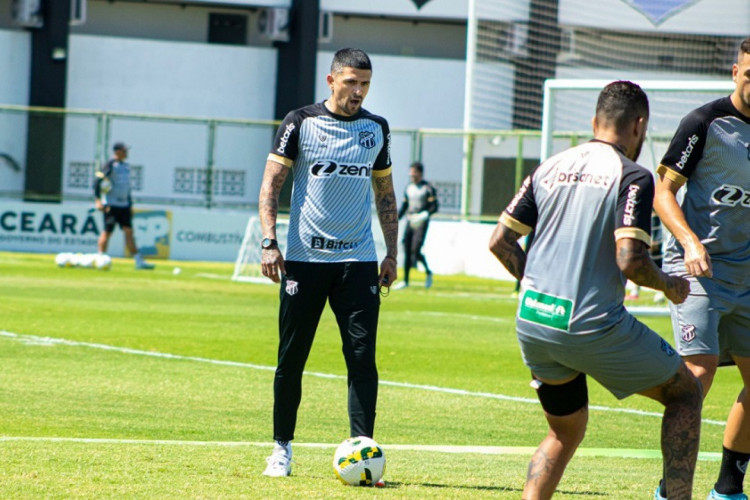 Lucho González realiza primeiro treino no Ceará no CT de Porangabuçu. 