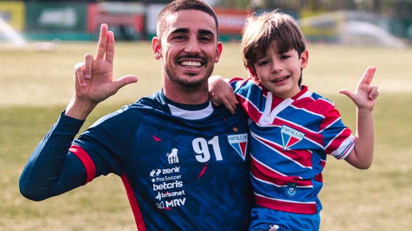 Atacante Thiago Galhardo e o filho Bernard em treino do Fortaleza no CT do Palmeiras, em São Pau...