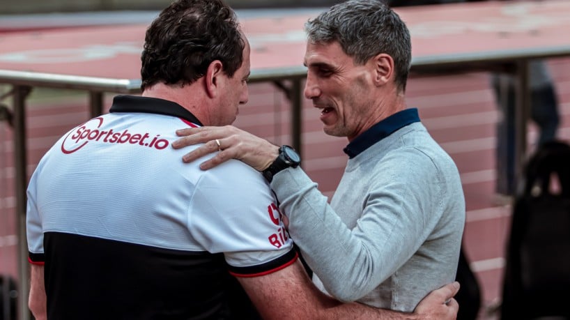 Técnicos Rogério Ceni e Juan Pablo Vojvoda se cumprimentam no jogo São Paulo x Fortaleza, no Morumbi, pelo Campeonato Brasileiro Série A