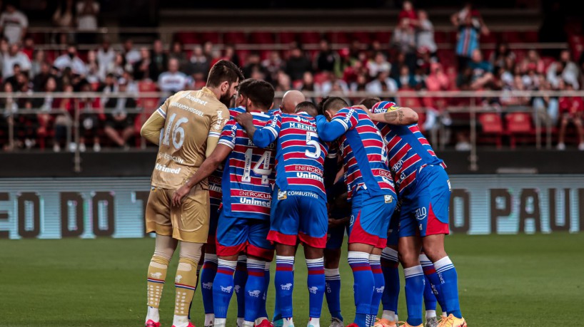 Jogadores do Fortaleza reunidos no gramado no jogo São Paulo x Fortaleza, no Morumbi, pelo Campe...