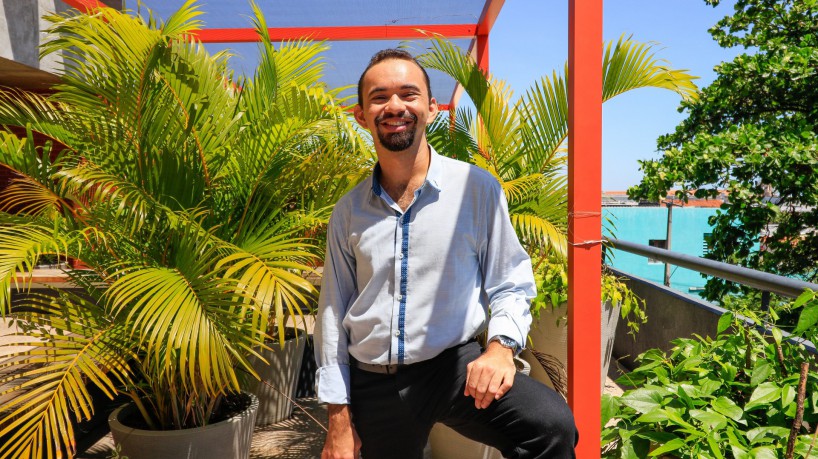 5º Colóquio da Língua de Eros terá roda de conversa com Lúcio Flávio Gondim, colunista do O POVO e autor de "Salve, Rainha". (Foto: Thais Mesquita em 30/08/2022)