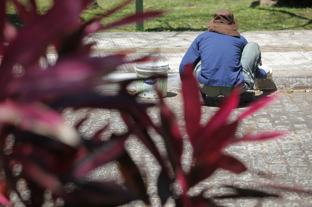 Egresso do sistema penitenciário executa trabalho de manutenção nos parques estaduais(Foto: FÁBIO LIMA)