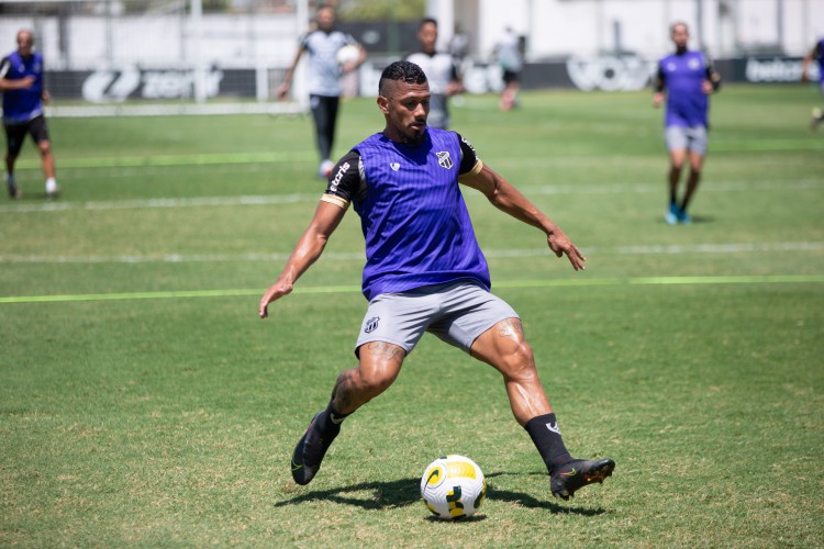 Volante Fernando Sobral em treino do Ceará no estádio Carlos de Alencar Pinto, em Porangabuçu