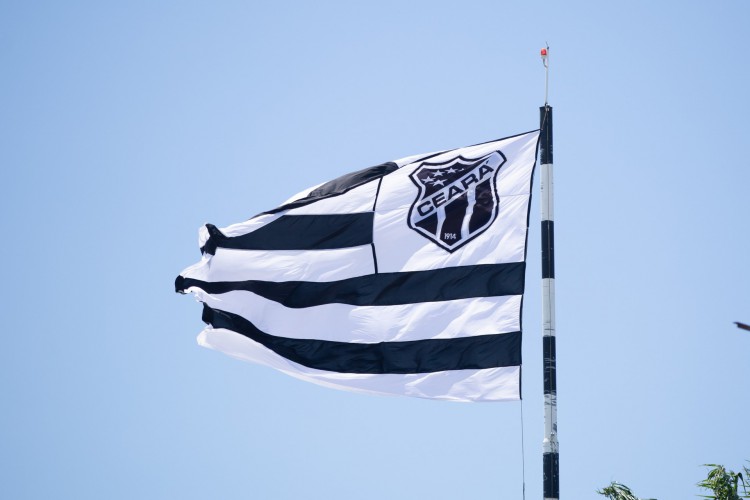 Bandeira do Ceará hasteada no estádio Carlos de Alencar Pinto, em Porangabuçu