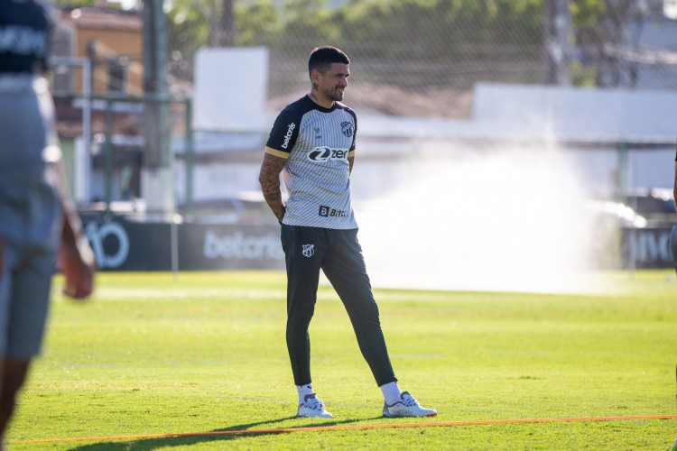 Técnico Lucho González em treino do Ceará no estádio Carlos de Alencar Pinto, em Porangabuçu