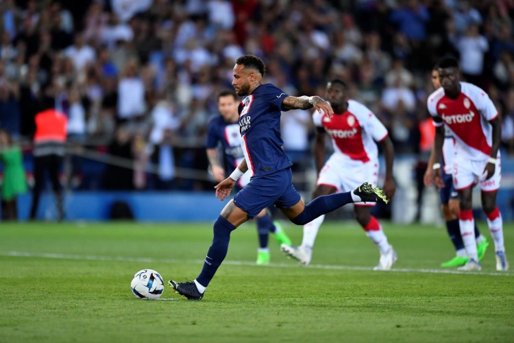 Neymar durante cobrança de pênalti na partida entre PSG e Mônaco, pelo Campeonato Francês 