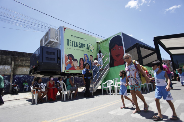 Atendimento ao público do projeto Defensoria em Movimento, instalado no bairro Carlito Pamplona, em Fortaleza