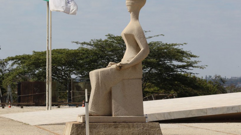 Foto de apoio ilustrativo (estátua da Justiça, em frente ao Palácio do Supremo Tribunal Federal).