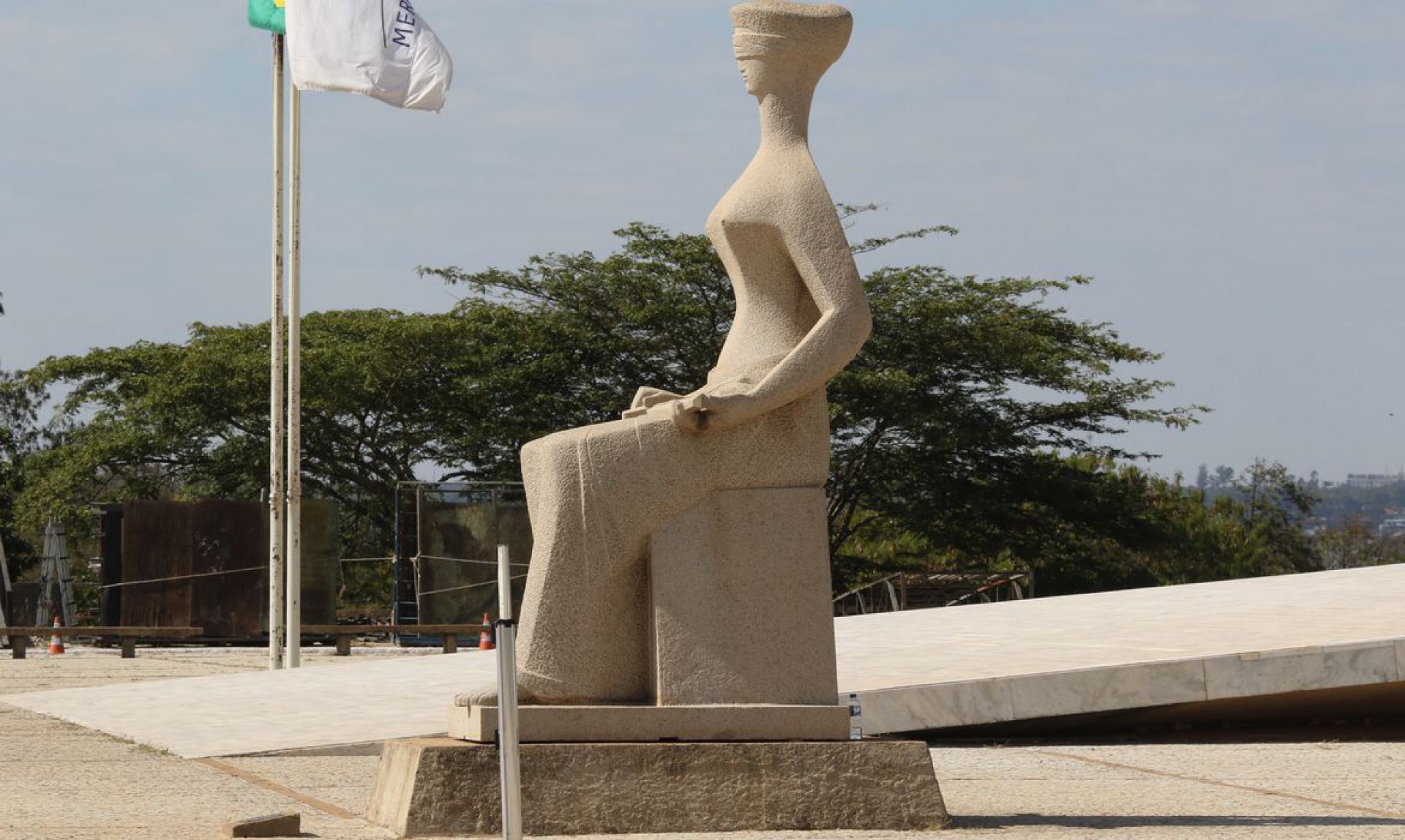 Estátua da Justiça, em frente ao Palácio do Supremo Tribunal Federal, na Praça dos Três Poderes em Brasília (Foto: Fabio Rodrigues Pozzebom/Agência Brasil)