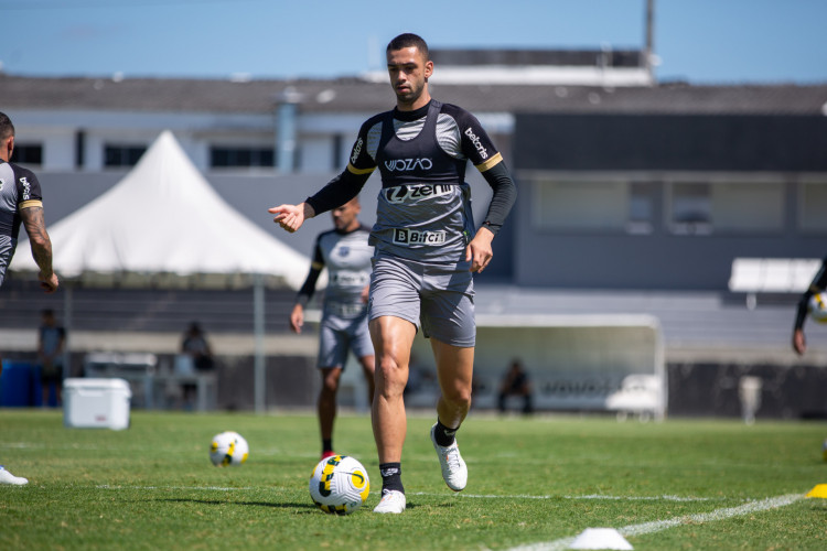 Zagueiro Gabriel Lacerda em treino do Ceará no estádio Carlos de Alencar Pinto, em Porangabuçu