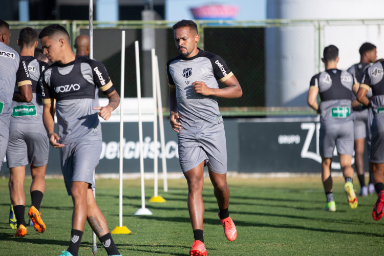 Lateral-esquerdo Bruno Pacheco em treino do Ceará no estádio Carlos de Alencar Pinto, em Porangabuçu