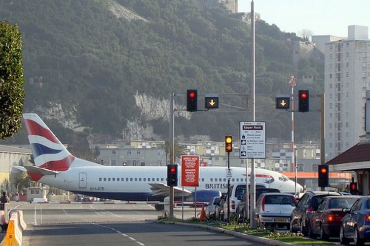 O aeroporto divide a cidade de Gibraltar no meio, e a principal via da cidade, a avenida Winston Churchill, atravessa a pista de pouso