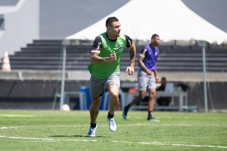 Vina treina no CT do Ceará antes do jogo contra o Flamengo