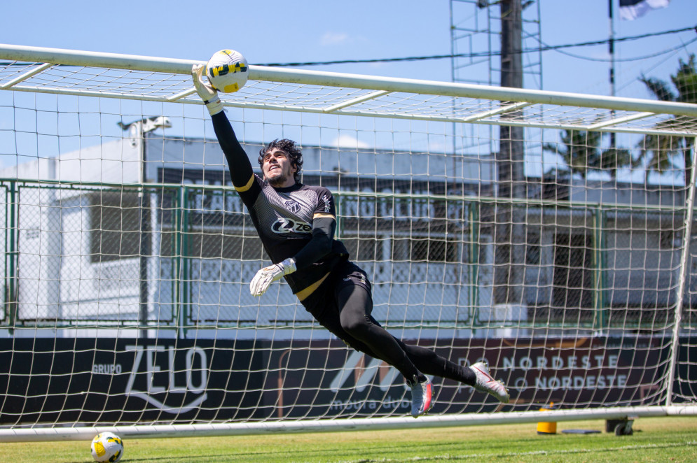 Goleiro Richard em treino do Ceará no estádio Carlos de Alencar Pinto, em Porangabuçu(Foto: Felipe Santos/cearasc.com)