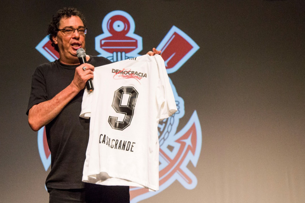 Ex-atacante Walter Casagrande Jr. com a camisa do Corinthians em palestra para jogadores das categorias de base(Foto: Rodrigo Gazzanel/Agência Corinthians)