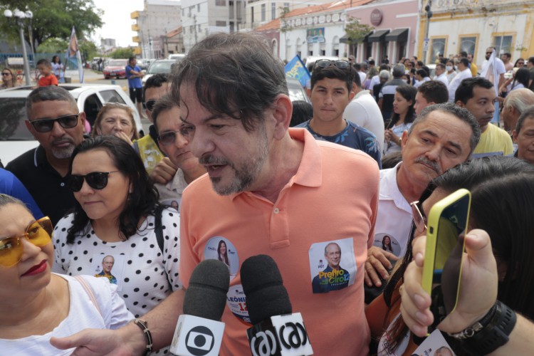 Cid Gomes faz campanha para Cid Gomes e Camilo Santana em Sobral