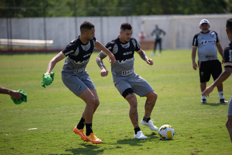 Zagueiro Gabriel Lacerda e meia Vina disputam bola em treino do Ceará no CT Carlos Castilho, no Rio de Janeiro