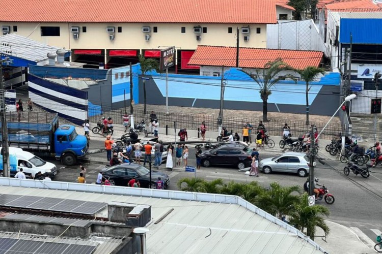 Caminhão derruba poste e causa interdição parcial na avenida SIlas Munguba, no bairro Itaperi. 