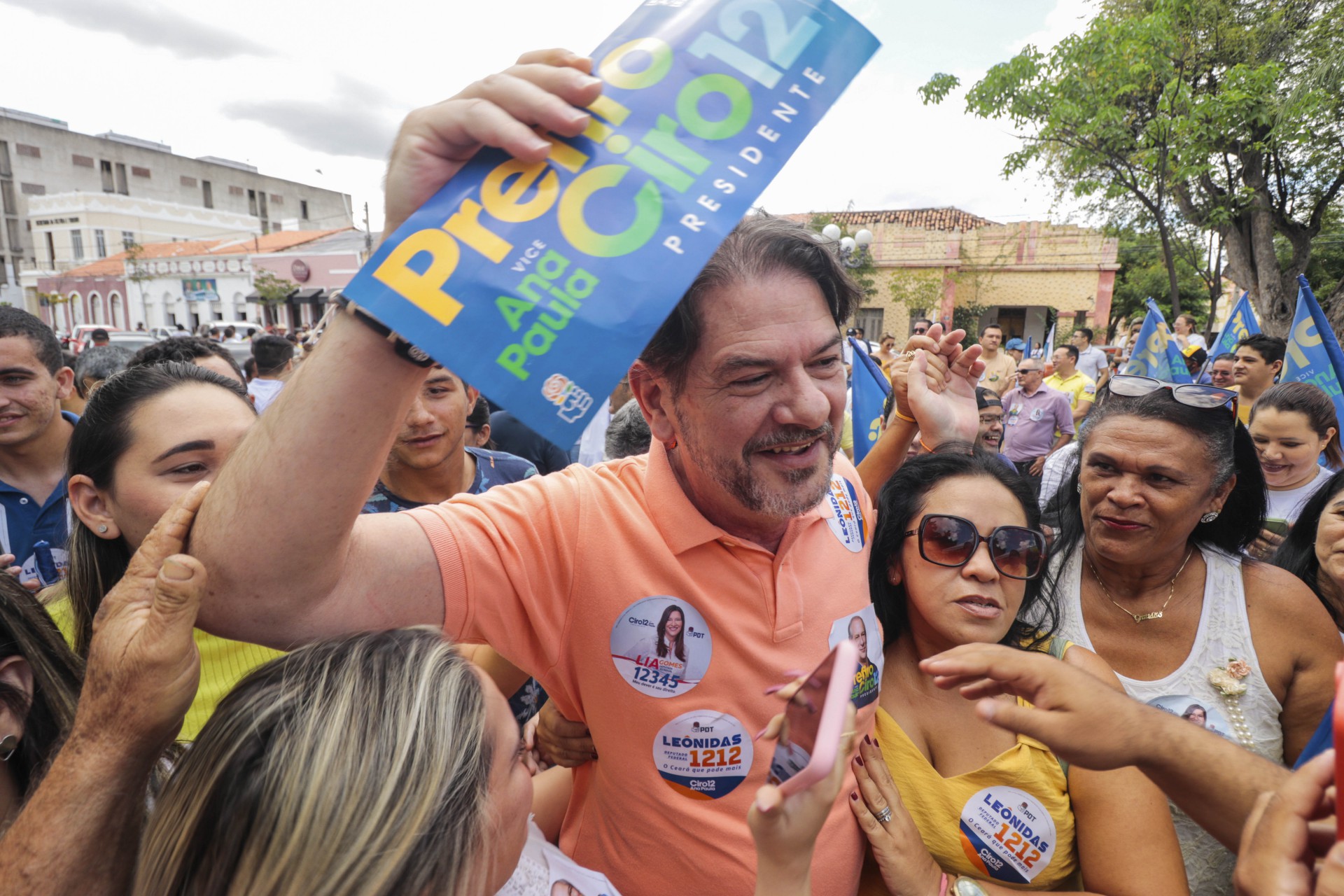 CEARÁ, FORTALEZA, 03-09-2022: Cid Gomes participa de adesivaço da campanha do candidato Ciro Gomes, em Sobral. O senador também adesivou alguns veículos com adesivos do candidato ao Senado, Camilo Santana. (Foto: Fernanda Barros/ O Povo) (Foto: FERNANDA BARROS)