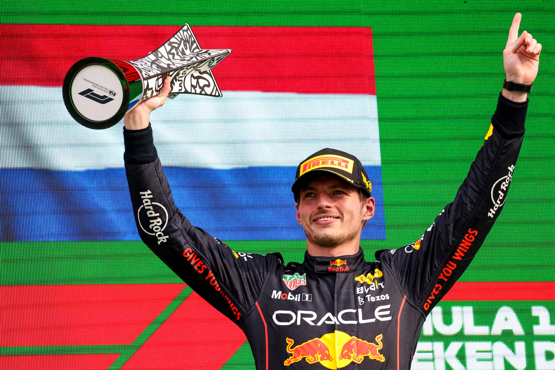 Piloto Max Verstappen, da Red Bull, comemora vitória no GP da Holanda de Fórmula 1 (Foto: Kenzo TRIBOUILLARD / AFP)