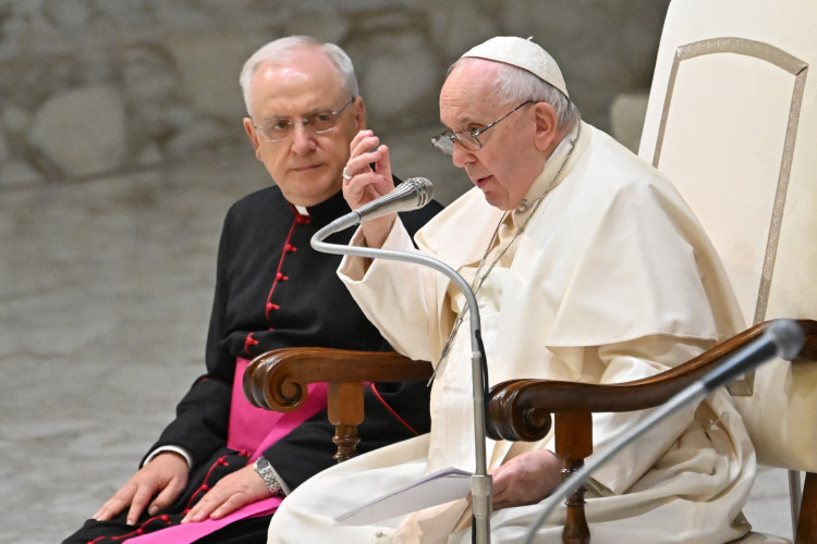 O Papa Francisco fala durante sua audiência geral semanal na sala Paulo-VI, no Vaticano, em 31 de agosto de 2022