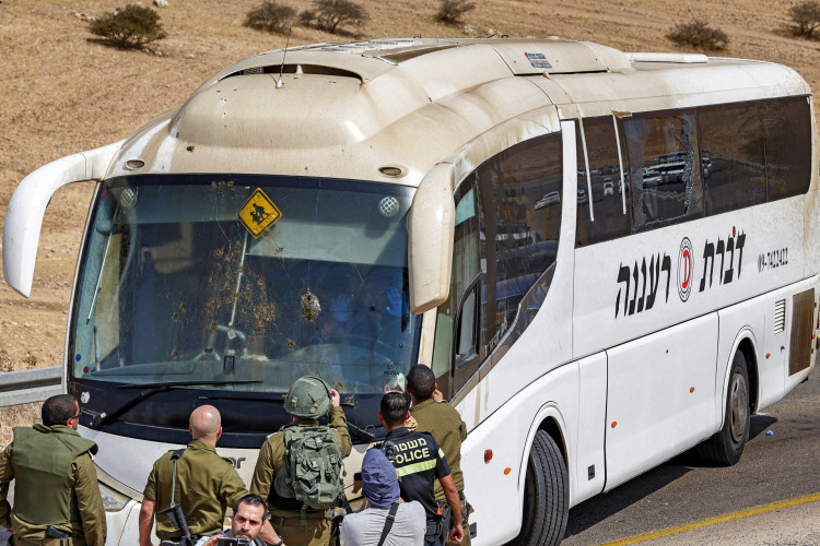 Membros das forças de segurança e serviços de emergência israelenses inspecionam o local de um ataque relatado a um ônibus israelense, a leste da vila de Tubas, no norte da Cisjordânia ocupada, em 4 de setembro de 2022. Homens armados palestinos e árabes-israelenses feriram seis soldados israelenses e um civil em 4 de setembro, quando atiraram balas contra um ônibus na Cisjordânia ocupada, disse o exército. O ataque no Vale do Jordão, perto da cidade de Tubas, estende uma recente onda de violência na Cisjordânia e segue um tiroteio no mês passado contra um ônibus israelense em Jerusalém Oriental anexada