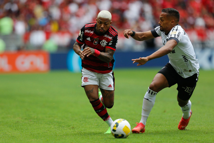 Atacante Marinho e lateral-esquerdo Bruno Pacheco disputam bola no jogo Flamengo x Ceará, no Maracanã, pelo Campeonato Brasileiro Série A