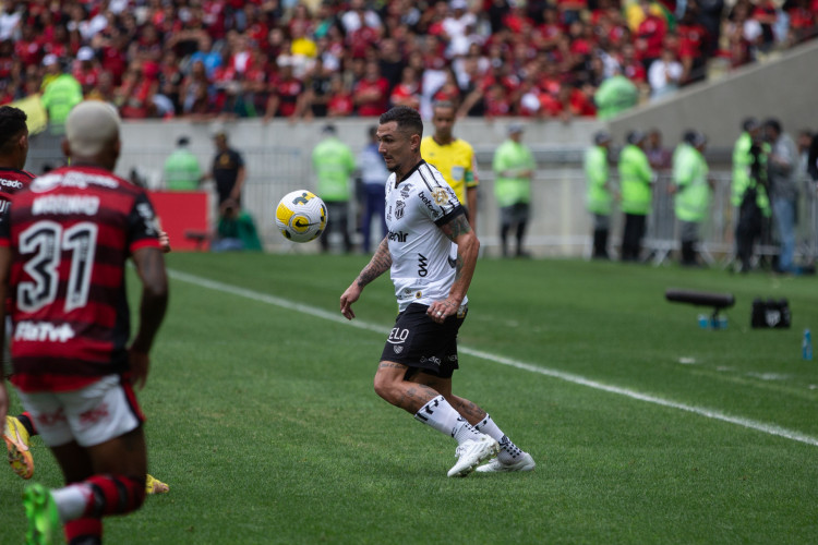 Meia Vina no jogo Flamengo x Ceará, no Maracanã, pelo Campeonato Brasileiro Série A