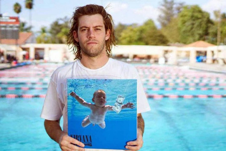 Conhecido pela capa do disco 'Nevermind', Spencer Elden já reproduziu várias vezes a foto na piscina 