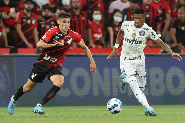 Léo Cittadine e Danilo durante partida entre Athletico-PR e Palmeiras, na Arena da Baixada