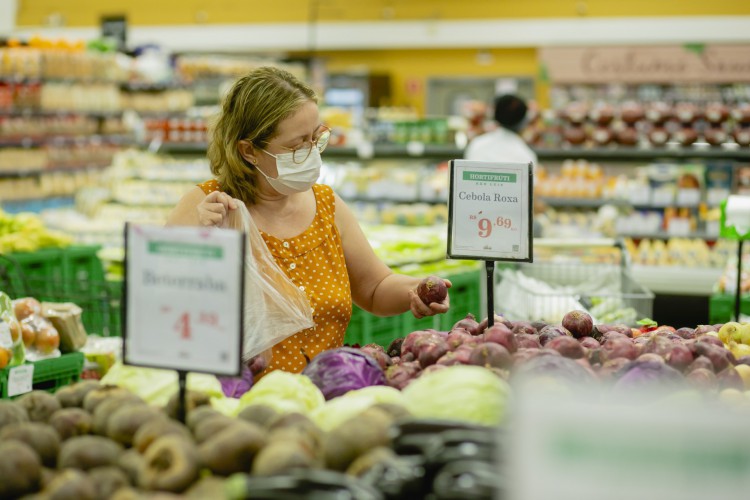 O cálculo do IPCA leva em consideração o peso que cada tipo de alimento tem nas famílias, de acordo com a região 