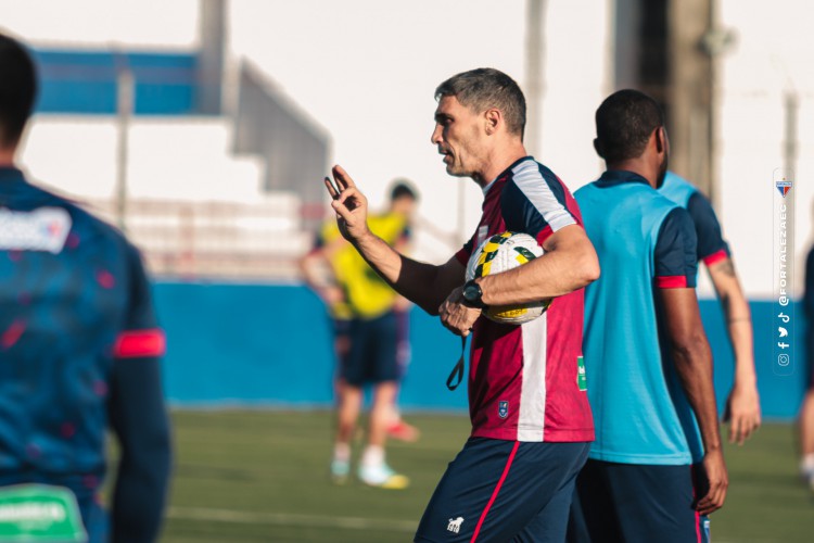 Técnico Juan Pablo Vojvoda comanda treino do Fortaleza no Pici