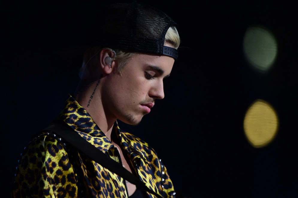 Justin Bieber, um dos famosos que precisou adiar tournée por causa do Herpes zóster(Foto: ROBYN BECK / AFP)