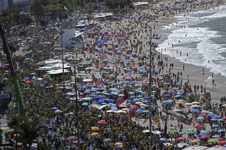 Apoiadores de Bolsonaro à espera do presidente em Copacabana, no Rio