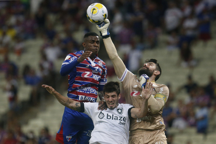 Zagueiro Marcelo Benevenuto, goleiro Fernando Miguel e Lucas Piazon disputam bola no jogo Fortaleza x Botafogo, na Arena Castelão, pelo Campeonato Brasileiro Série A