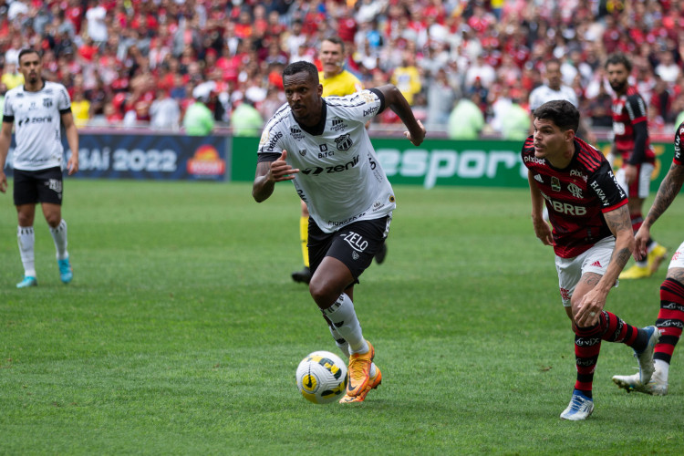 Atacante Jô no jogo Flamengo x Ceará, no Maracanã, pelo Campeonato Brasileiro Série A