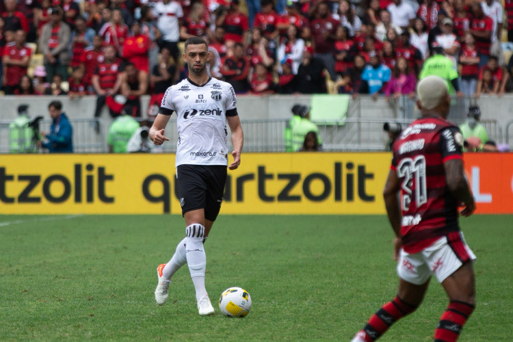 Zagueiro Gabriel Lacerda no jogo Flamengo x Ceará, no Maracanã, pelo Campeonato Brasileiro Série A