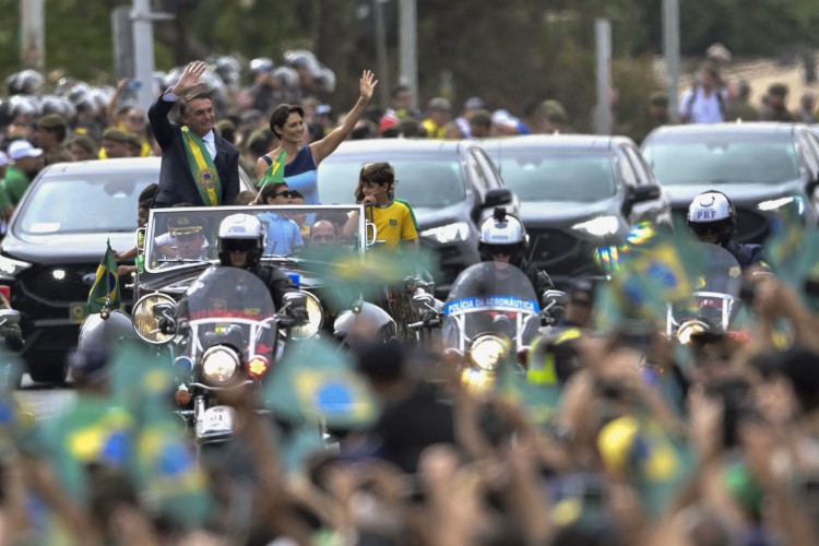 Presidente Bolsonaro e primeira-dama Michelle Bolsonaro ao chegar ao desfile de 7 de setembro