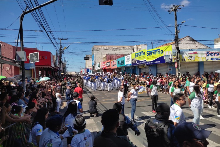 Desfile cívico celebra 7 de setembro no Centro de Juazeiro do Norte. 