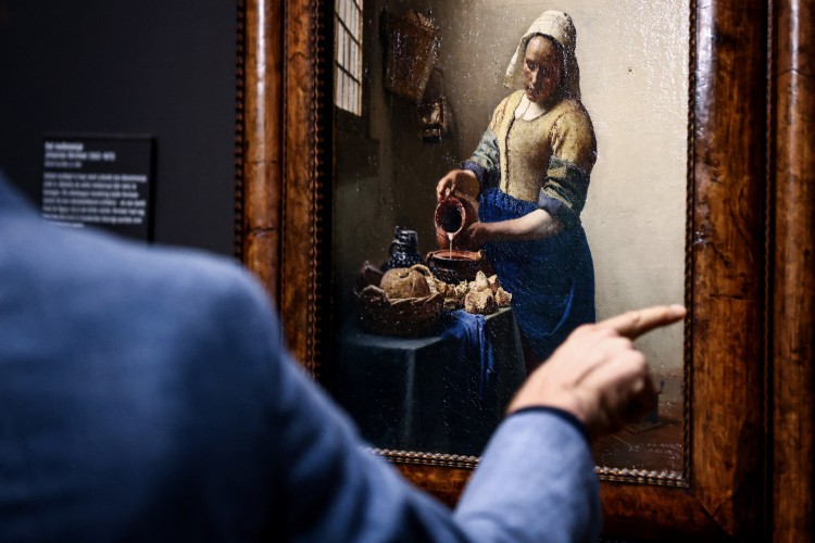 'A leiteira', de Johannes Vermeer, em exposição no Rijksmuseum de Amsterdã